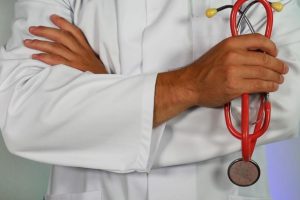 Widerlegt: Klinikfacharzt stellt Wirkung von Chlordioxid gegen Krebs in Frage